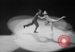 Standbild Eislaufen New York City USA, 1941, aus Sekunde 17 historischem Filmmaterial Videoclip 65675053559