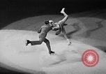 Standbild Eislaufen New York City USA, 1941, aus Sekunde 20 historischem Filmmaterial Videoclip 65675053559