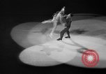 Standbild Eislaufen New York City USA, 1941, aus Sekunde 23 historischem Filmmaterial Videoclip 65675053559