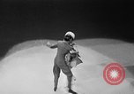 Standbild Eislaufen New York City USA, 1941, aus Sekunde 26 historischem Filmmaterial Videoclip 65675053559