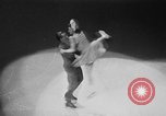Standbild Eislaufen New York City USA, 1941, aus Sekunde 27 historischem Filmmaterial Videoclip 65675053559