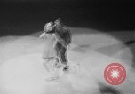 Standbild Eislaufen New York City USA, 1941, aus Sekunde 28 historischem Filmmaterial Videoclip 65675053559