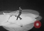 Standbild Eislaufen New York City USA, 1941, aus Sekunde 31 historischem Filmmaterial Videoclip 65675053559