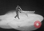 Standbild Eislaufen New York City USA, 1941, aus Sekunde 32 historischem Filmmaterial Videoclip 65675053559