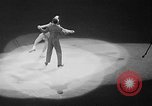 Standbild Eislaufen New York City USA, 1941, aus Sekunde 35 historischem Filmmaterial Videoclip 65675053559