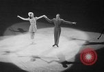 Standbild Eislaufen New York City USA, 1941, aus Sekunde 37 historischem Filmmaterial Videoclip 65675053559