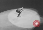 Standbild Eislaufen New York City USA, 1941, aus Sekunde 44 historischem Filmmaterial Videoclip 65675053559
