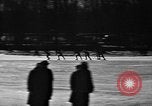 Standbild Eislaufen La Crosse Wisconsin USA, 1942, aus Sekunde 10 historischem Filmmaterial Videoclip 65675053586