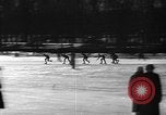 Standbild Eislaufen La Crosse Wisconsin USA, 1942, aus Sekunde 11 historischem Filmmaterial Videoclip 65675053586