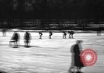 Standbild Eislaufen La Crosse Wisconsin USA, 1942, aus Sekunde 12 historischem Filmmaterial Videoclip 65675053586