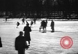 Standbild Eislaufen La Crosse Wisconsin USA, 1942, aus Sekunde 13 historischem Filmmaterial Videoclip 65675053586
