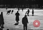 Standbild Eislaufen La Crosse Wisconsin USA, 1942, aus Sekunde 14 historischem Filmmaterial Videoclip 65675053586