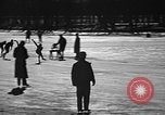 Standbild Eislaufen La Crosse Wisconsin USA, 1942, aus Sekunde 15 historischem Filmmaterial Videoclip 65675053586