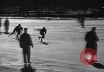Standbild Eislaufen La Crosse Wisconsin USA, 1942, aus Sekunde 16 historischem Filmmaterial Videoclip 65675053586