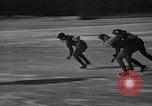 Standbild Eislaufen La Crosse Wisconsin USA, 1942, aus Sekunde 25 historischem Filmmaterial Videoclip 65675053586