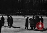 Standbild Eislaufen La Crosse Wisconsin USA, 1942, aus Sekunde 30 historischem Filmmaterial Videoclip 65675053586