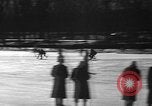 Standbild Eislaufen La Crosse Wisconsin USA, 1942, aus Sekunde 32 historischem Filmmaterial Videoclip 65675053586