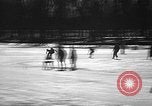 Standbild Eislaufen La Crosse Wisconsin USA, 1942, aus Sekunde 33 historischem Filmmaterial Videoclip 65675053586