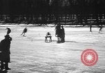 Standbild Eislaufen La Crosse Wisconsin USA, 1942, aus Sekunde 34 historischem Filmmaterial Videoclip 65675053586