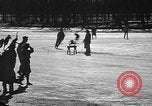 Standbild Eislaufen La Crosse Wisconsin USA, 1942, aus Sekunde 35 historischem Filmmaterial Videoclip 65675053586