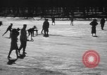 Standbild Eislaufen La Crosse Wisconsin USA, 1942, aus Sekunde 36 historischem Filmmaterial Videoclip 65675053586