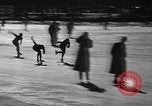 Standbild Eislaufen La Crosse Wisconsin USA, 1942, aus Sekunde 37 historischem Filmmaterial Videoclip 65675053586