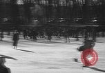Standbild Eislaufen La Crosse Wisconsin USA, 1942, aus Sekunde 44 historischem Filmmaterial Videoclip 65675053586
