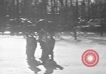 Standbild Eislaufen La Crosse Wisconsin USA, 1942, aus Sekunde 46 historischem Filmmaterial Videoclip 65675053586