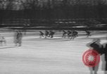 Standbild Eislaufen La Crosse Wisconsin USA, 1942, aus Sekunde 49 historischem Filmmaterial Videoclip 65675053586