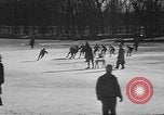 Standbild Eislaufen La Crosse Wisconsin USA, 1942, aus Sekunde 50 historischem Filmmaterial Videoclip 65675053586