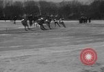 Standbild Eislaufen La Crosse Wisconsin USA, 1942, aus Sekunde 53 historischem Filmmaterial Videoclip 65675053586