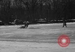 Standbild Eislaufen La Crosse Wisconsin USA, 1942, aus Sekunde 56 historischem Filmmaterial Videoclip 65675053586