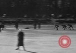 Standbild Eislaufen La Crosse Wisconsin USA, 1942, aus Sekunde 61 historischem Filmmaterial Videoclip 65675053586