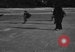 Standbild Eislaufen La Crosse Wisconsin USA, 1942, aus Sekunde 62 historischem Filmmaterial Videoclip 65675053586