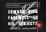 Standbild Britische Bürger hören Radio Broadcasts London England Vereinigtes Königreich, 1936, aus Sekunde 1 historischem Filmmaterial Videoclip 65675053653