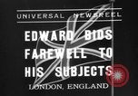 Standbild Britische Bürger hören Radio Broadcasts London England Vereinigtes Königreich, 1936, aus Sekunde 5 historischem Filmmaterial Videoclip 65675053653