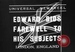 Standbild Britische Bürger hören Radio Broadcasts London England Vereinigtes Königreich, 1936, aus Sekunde 6 historischem Filmmaterial Videoclip 65675053653