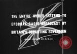 Standbild Britische Bürger hören Radio Broadcasts London England Vereinigtes Königreich, 1936, aus Sekunde 9 historischem Filmmaterial Videoclip 65675053653