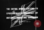 Standbild Britische Bürger hören Radio Broadcasts London England Vereinigtes Königreich, 1936, aus Sekunde 15 historischem Filmmaterial Videoclip 65675053653