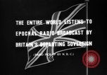 Standbild Britische Bürger hören Radio Broadcasts London England Vereinigtes Königreich, 1936, aus Sekunde 18 historischem Filmmaterial Videoclip 65675053653