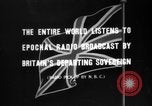 Standbild Britische Bürger hören Radio Broadcasts London England Vereinigtes Königreich, 1936, aus Sekunde 20 historischem Filmmaterial Videoclip 65675053653