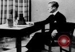 Standbild Britische Bürger hören Radio Broadcasts London England Vereinigtes Königreich, 1936, aus Sekunde 21 historischem Filmmaterial Videoclip 65675053653