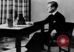 Standbild Britische Bürger hören Radio Broadcasts London England Vereinigtes Königreich, 1936, aus Sekunde 22 historischem Filmmaterial Videoclip 65675053653