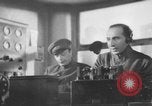Standbild Britische Bürger hören Radio Broadcasts London England Vereinigtes Königreich, 1936, aus Sekunde 23 historischem Filmmaterial Videoclip 65675053653