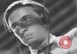 Standbild Britische Bürger hören Radio Broadcasts London England Vereinigtes Königreich, 1936, aus Sekunde 24 historischem Filmmaterial Videoclip 65675053653