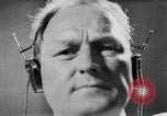 Standbild Britische Bürger hören Radio Broadcasts London England Vereinigtes Königreich, 1936, aus Sekunde 26 historischem Filmmaterial Videoclip 65675053653