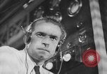 Standbild Britische Bürger hören Radio Broadcasts London England Vereinigtes Königreich, 1936, aus Sekunde 27 historischem Filmmaterial Videoclip 65675053653