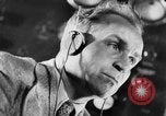 Standbild Britische Bürger hören Radio Broadcasts London England Vereinigtes Königreich, 1936, aus Sekunde 28 historischem Filmmaterial Videoclip 65675053653