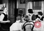 Standbild Britische Bürger hören Radio Broadcasts London England Vereinigtes Königreich, 1936, aus Sekunde 29 historischem Filmmaterial Videoclip 65675053653
