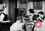 Standbild Britische Bürger hören Radio Broadcasts London England Vereinigtes Königreich, 1936, aus Sekunde 30 historischem Filmmaterial Videoclip 65675053653